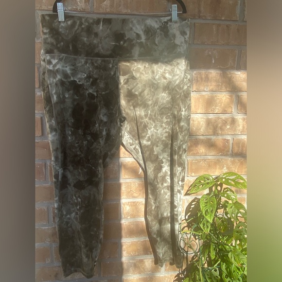 Lululemon Align High-Rise Pant with Pockets 25"
Diamond Dye Light Sage, Size 20 - Picture 3 of 11